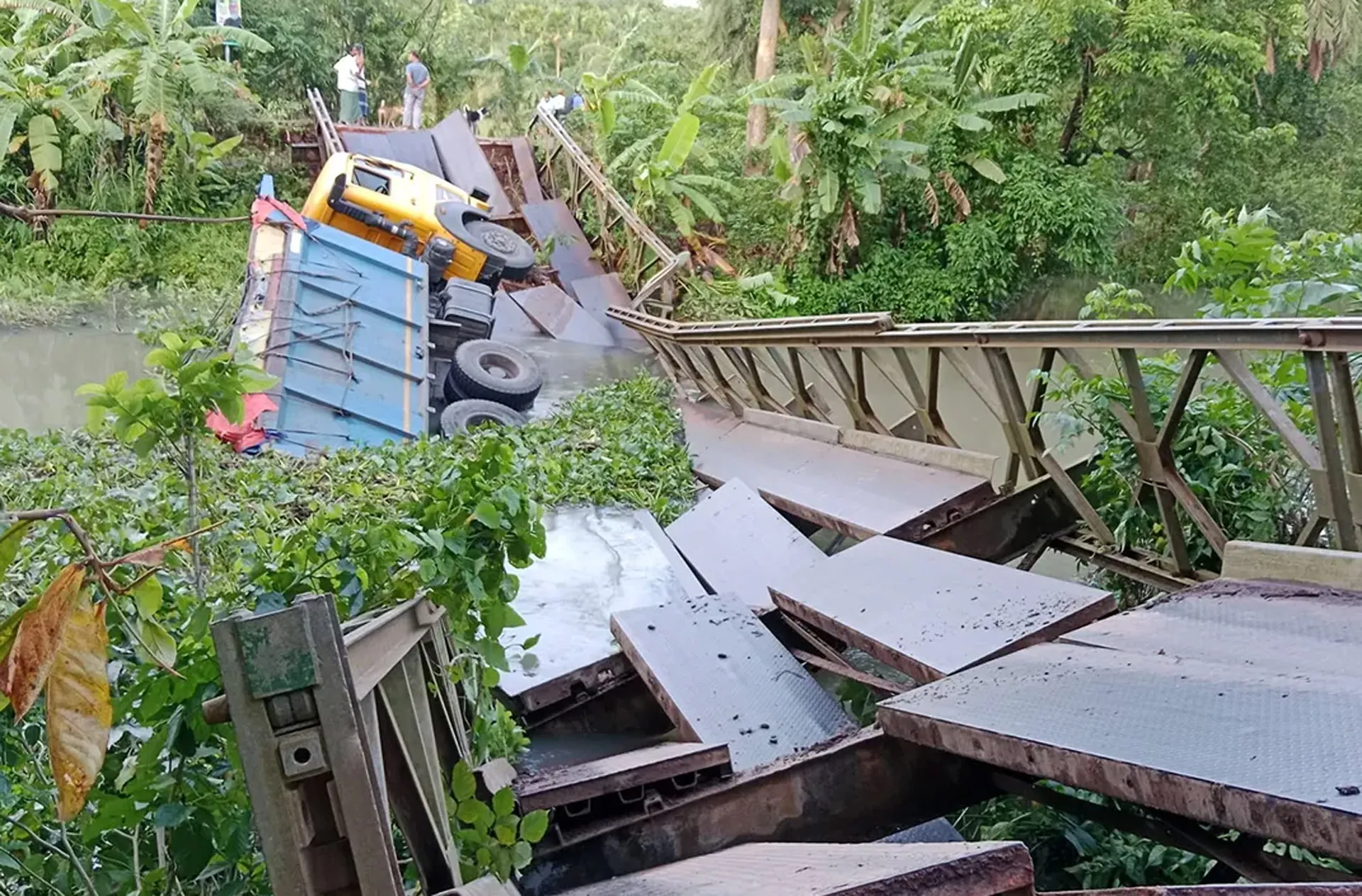 পিরোজপুরে ব্রিজ ভেঙে খালে কয়লাবোঝাই ট্রাক